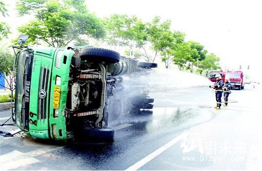 滿載印刷紙貨車側翻